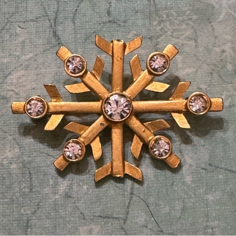 LIA SOPHIA BRUSHED GOLD TONE SNOWFLAKE BROOCH